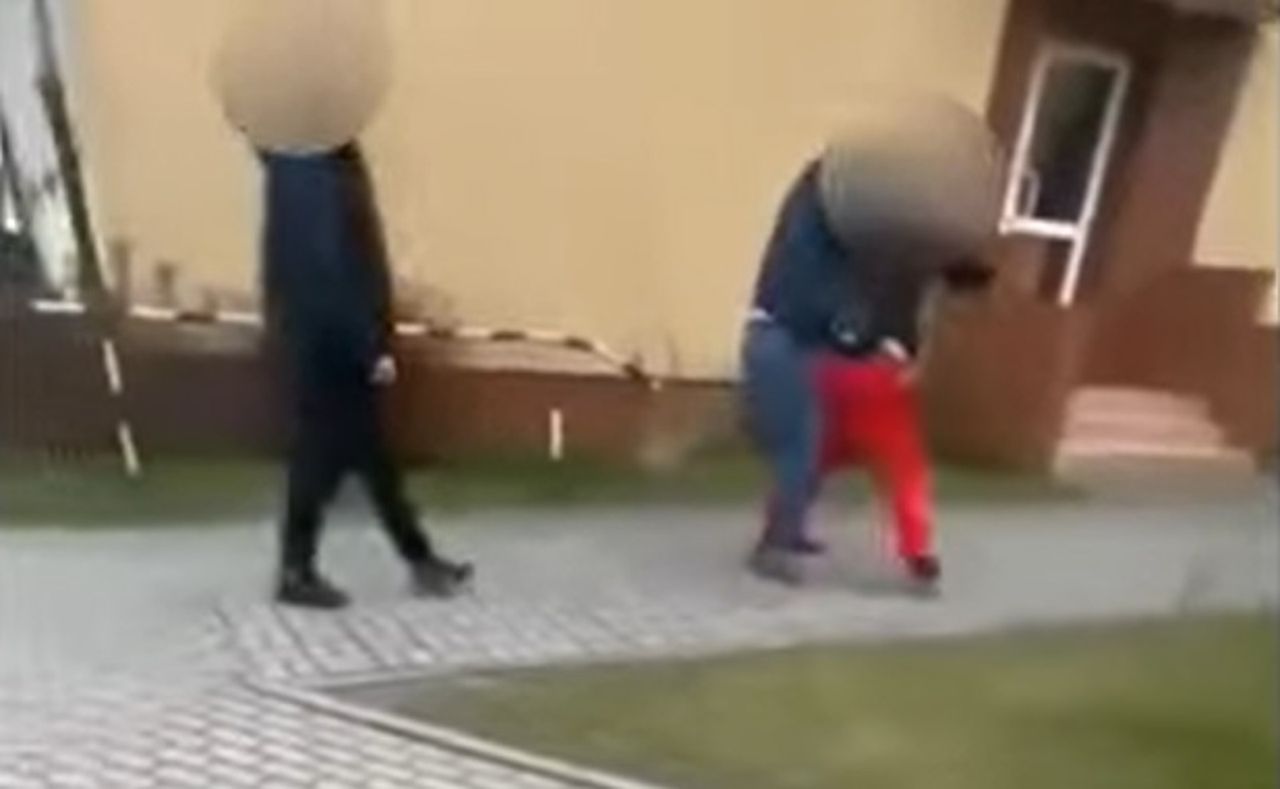 Wstrząsające sceny. Samosąd pod szkołą w Grodkowie. "Wszyscy oburzeni"