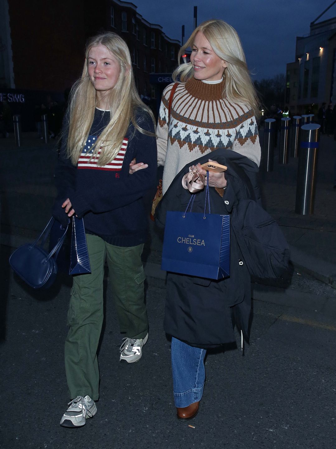 Claudia Schiffer wraca z meczu z rodziną