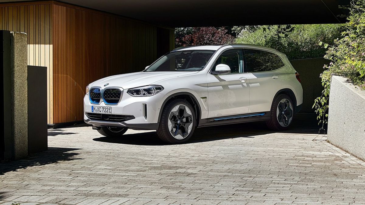 iX3 wizualnie nie różni się mocno od X3.