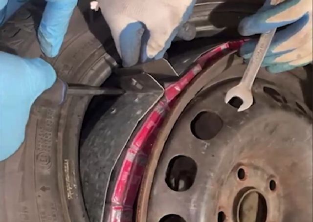 Ponad tysiąc paczek papierosów zatrzymanych w Terespolu w autokarze i samochodzie osobowym (zdjęcia)