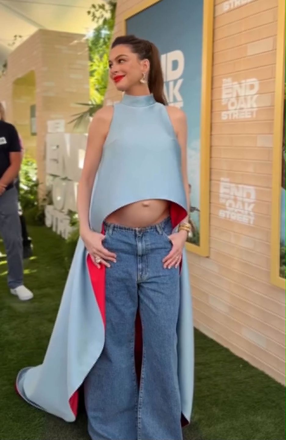 Anne Hathaway reaguje na komentarze, że ma sztuczny brzuch 