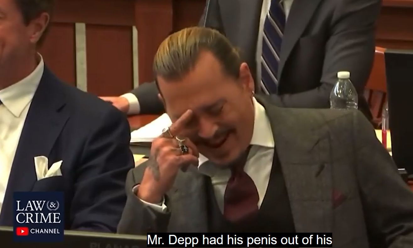 Johnny Depp wybucha śmiechem podczas zeznań ochroniarza. Pytano, czy widział jego penisa 