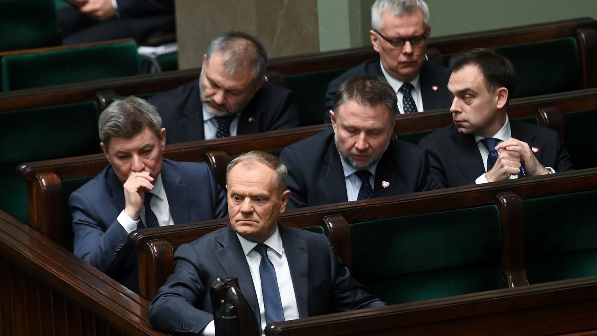 Donald Tusk, Jan Grabiec, Marcin Kierwi�ski, Andrzej Doma�ski, Waldemar �urek, Tomasz Siemoniak
Piotr Nowak
10 10. X kadencja kadencji, obrady, obrady Sejmu, polityk, polityka, posiedzenie, sala obrad, sala plenarna, sala posiedze�, sejm, sejmu