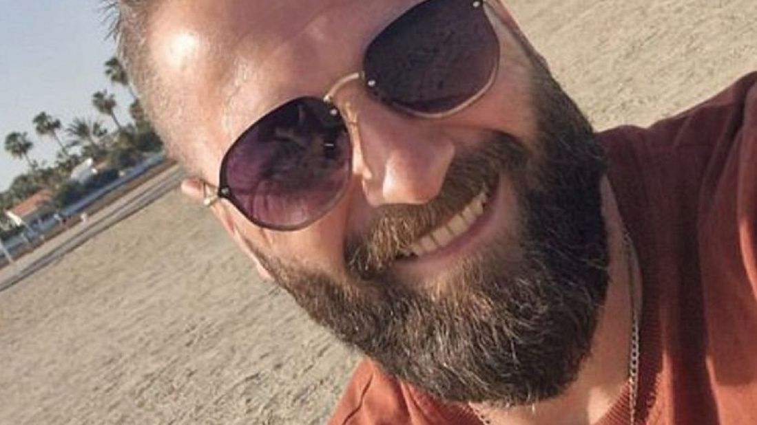 Mężczyzna wytatuował sobie to na stopach!