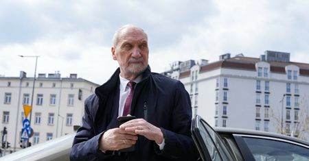 Nie ma prawa jazdy, ale się rozlicza. Media: Zaradny jak Macierewicz