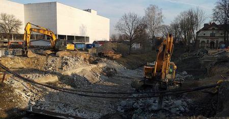 Po moście na ul. Fabrycznej nie ma już śladu. Przygotowują teren pod budowę nowego