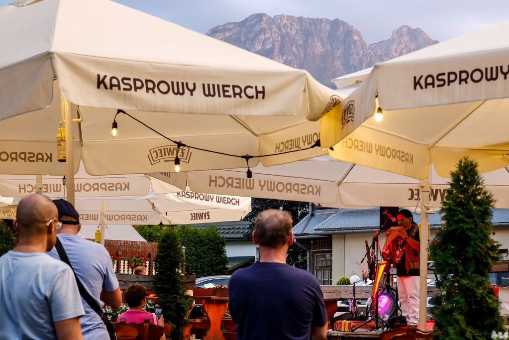 Kolejni turyści odkryli Zakopane. Zjeżdżają autokarami, płacą fortunę