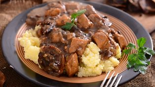 Dzień wcześniej robię aromatyczny gulasz. Na Wszystkich Świętych tylko odgrzewam po przyjściu z cmentarza