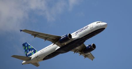 Airbus A320 zawrócił na JFK po uderzeniu pioruna. Radar usmażony