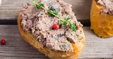 Moim świątecznym pasztetem zachwyca się cała rodzina. Wszystko dzięki rodzajowi mięsa, który dodaję