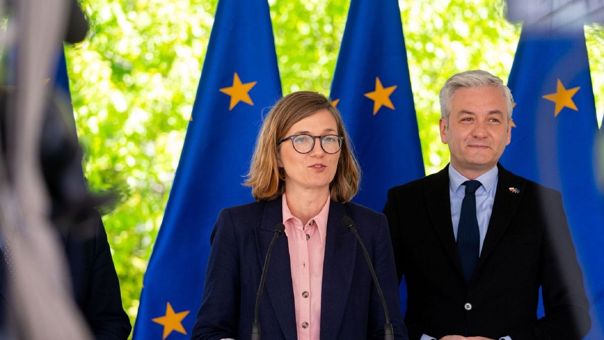 Magdalena Biejat obok europosła Roberta Biedronia.