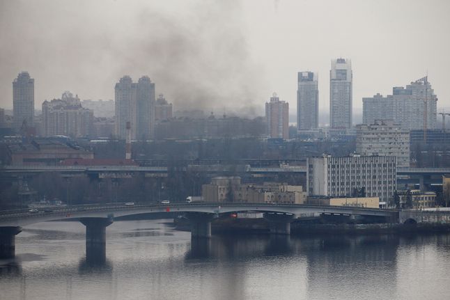 Dym nad budynkiem Ministerstwa Obrony w Kijowie.