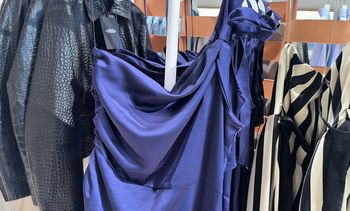 Sukienki na wesele z sieciówek. Te propozycje gwarantują efekt "wow"