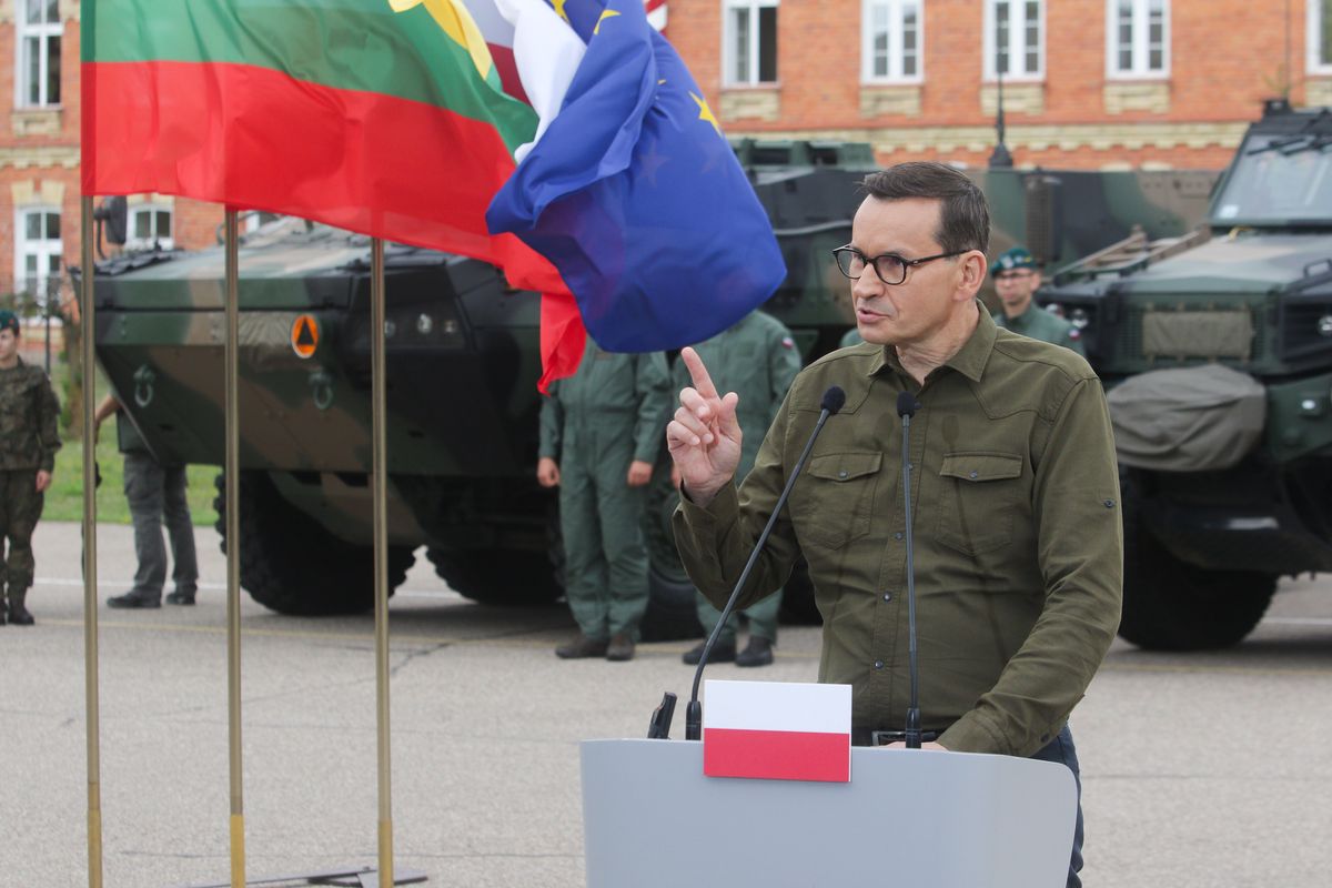 Premier Mateusz Morawiecki podczas wypowiedzi dla mediów po spotkaniu z prezydentem Litwy Gitanasem Nausedą w Suwałkach,  (sko) PAP/Artur Reszko
