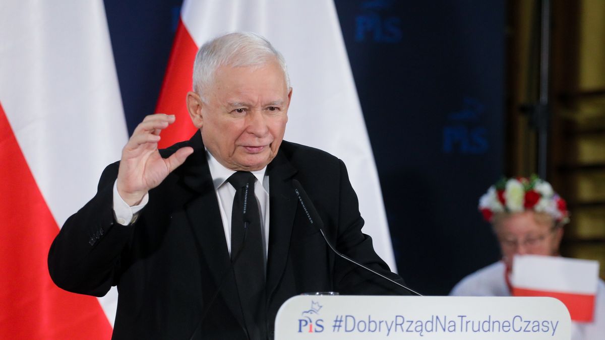 Grójec, 12.07.2022. Prezes PiS Jarosław Kaczyński (L) podczas spotkania z sympatykami w Zespole Szkół im. AK Obwodu �Głuszec� w Grójcu, 12 bm. (ad) PAP/Paweł Supernak