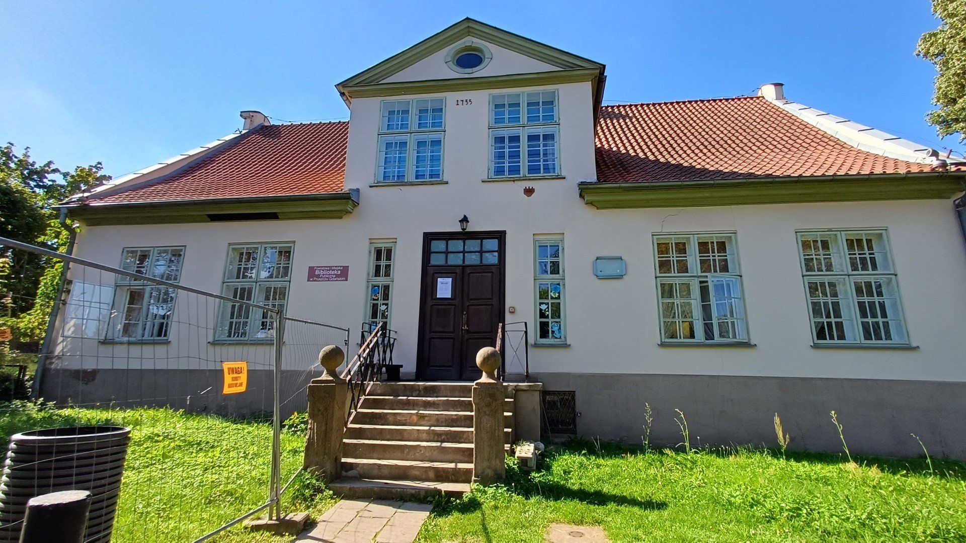 Budynek, w którym mieści się biblioteka pochodzi z połowy XVIII wieku