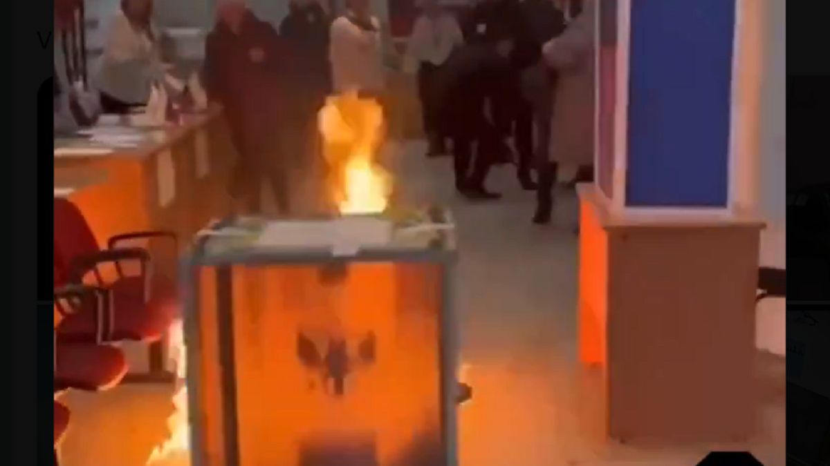 Wybory w Rosji. Niszczone są i podpalane urny. 