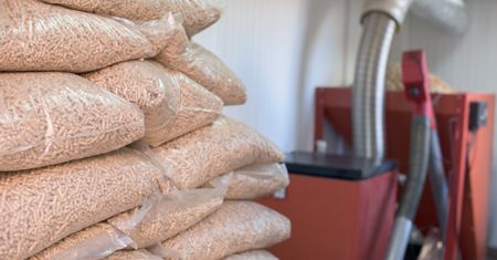Słupsk: Wzrost popytu przez mrozy czyści magazyny. Pieniądze są, a pelletu nie ma