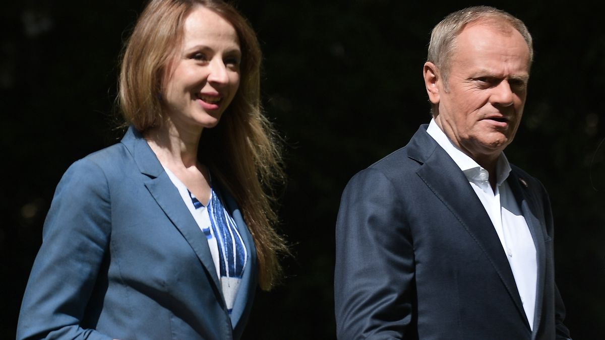 Warszawa, 23.07.2024. Premier Donald Tusk (2L) oraz minister rodziny, pracy i polityki społecznej Agnieszka Dziemianowicz-Bąk (L) na konferencji prasowej po posiedzeniu rządu przed siedzibą KPRM w Warszawie, 23 bm. Rząd poprze obywatelski projekt ustawy w sprawie renty wdowiej. (aldg) PAP/Marcin Obara