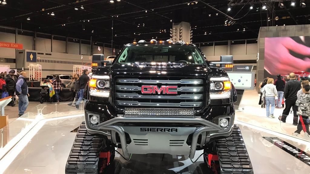 "Parę fotek z Chicago Auto Show. Niestety mam wrażenie, że ranga tego wydarzenia jest coraz mniejsza. Producenci wystawiają to, co już mają w ofercie, albo co za chwilę będzie w sprzedaży. Premiery to raczej nie w Chicago." pisał Dariusz na grupie czytelników Autokult.