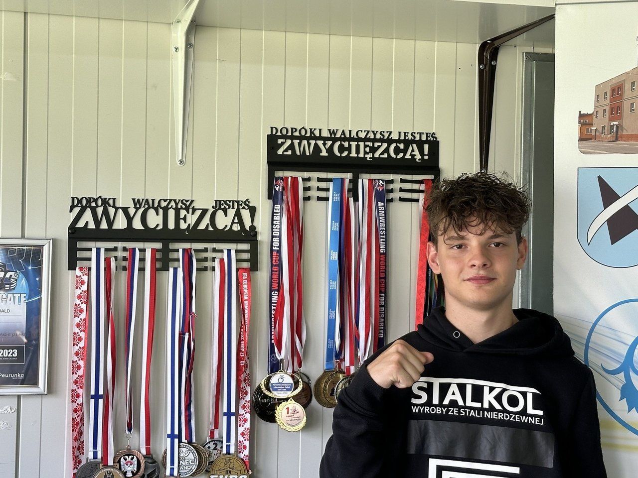 18-letni Marek Freiwald, mimo młodego wieku jest utytułowanym zawodnikiem armwrestlingu, czyli siłowania się na ręce