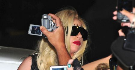 Lady Gaga prawie SPADŁA ZE SCENY! (WIDEO)