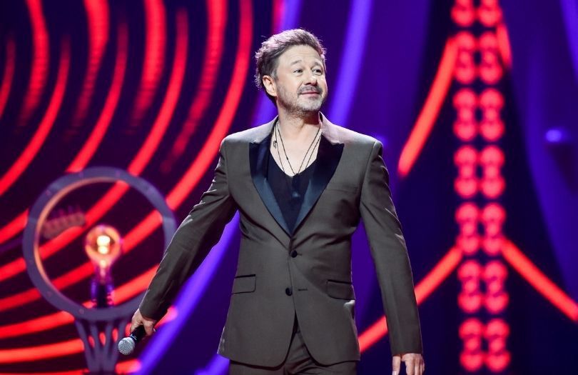 Andrzej Piaseczny komentuje pocałunek muzyków Maneskin i uderza w polską władzę
