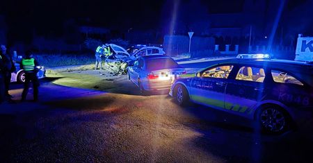 17-latek uciekał przed policją. Uderzył w radiowozy