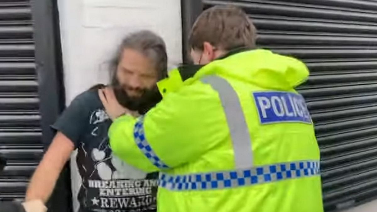 Lucjan Domański został uderzony pięścią w twarz przez policjanta.