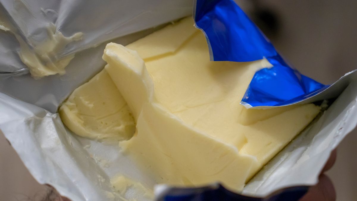 Gdzie wyrzucić papierek po maśle?