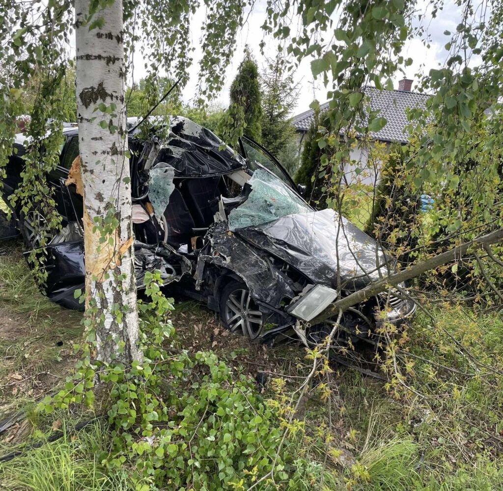28-latek wjechał w drzewo. Kierujący jest nieprzytomny w stanie krytycznym