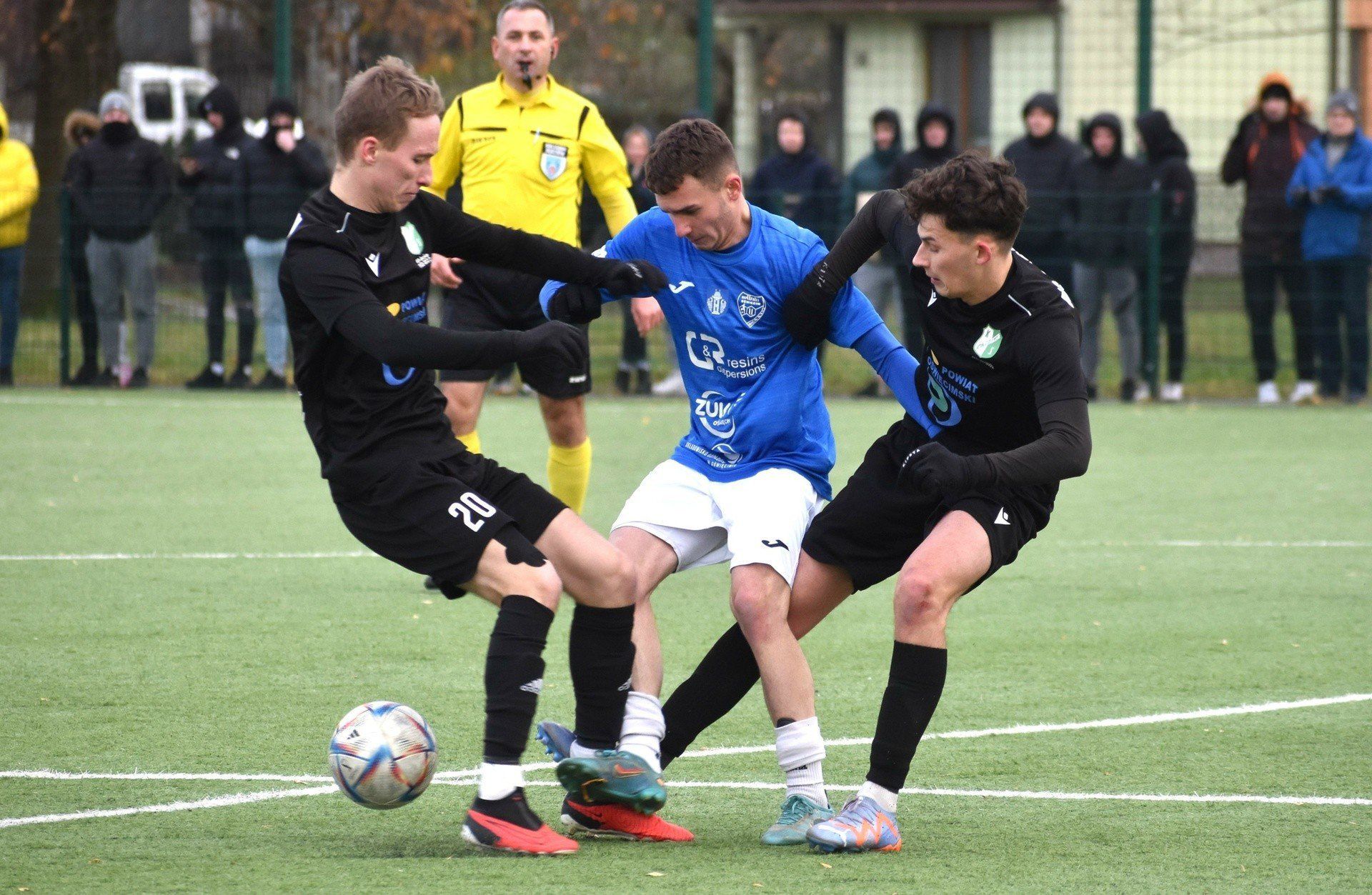 Sztuczna murawa boiska w Chełmku ma już 20 lat, więc jeśli uda się pozyskać pieniądze z budżetu państwa, jej wymiana będzie priorytetem