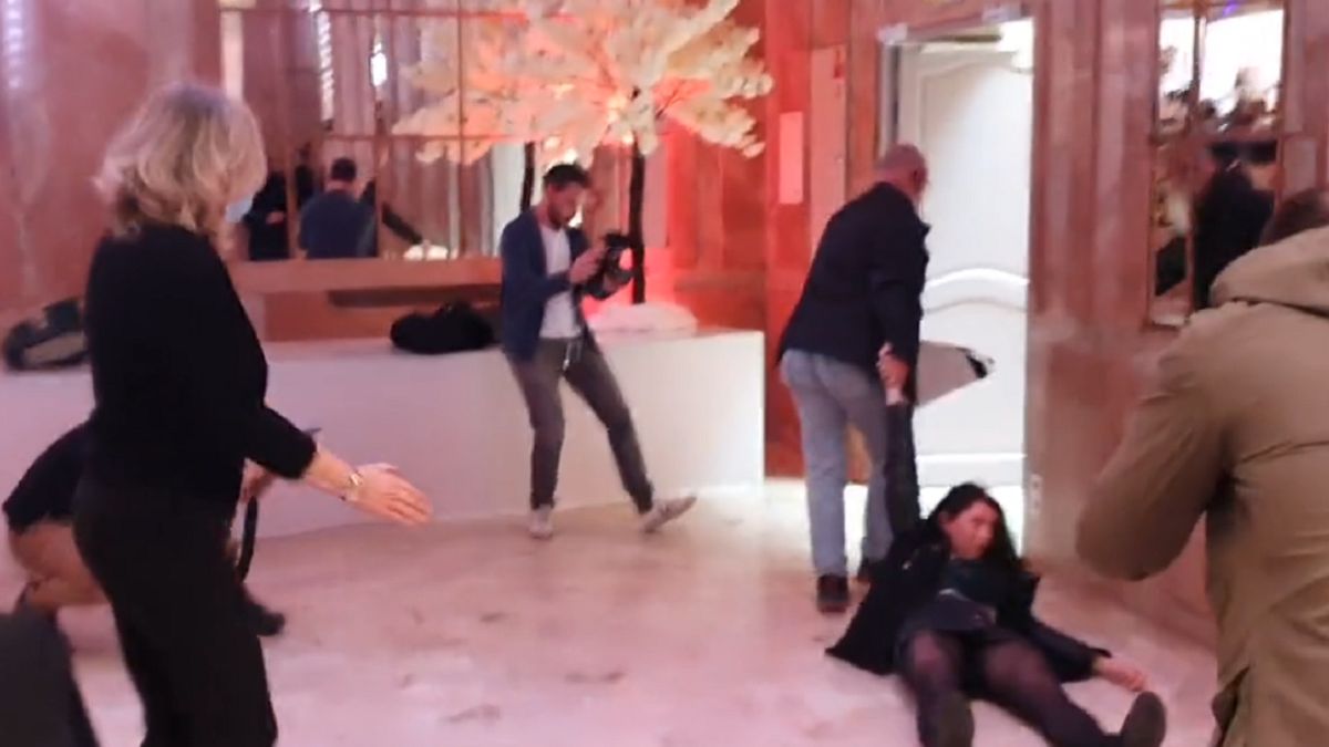 Na konferencji doszło do brutalnej interwencji.