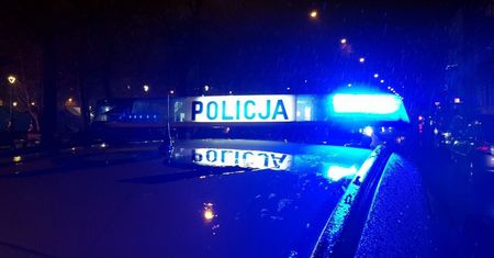 Gorzów Wlkp.: Seniorka w samych klapkach stała w nocy na ulicy. Pomogła jej policjantka po służbie