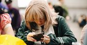 Uczniowie podstawówek całkowicie stracą dostęp do smartfonów, nawet na przerwach, jednak w szkołach średnich mogą odetchnąć z ulgą