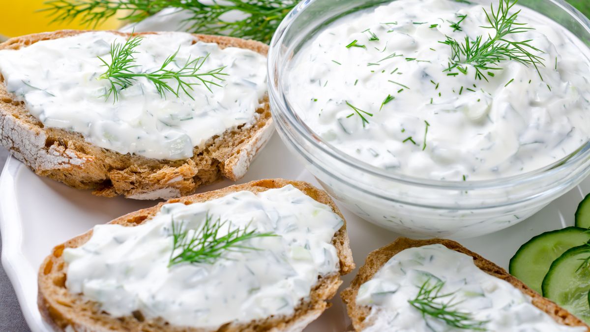 Dip tzatziki. Aromatyczny sos do grillowanych mięs