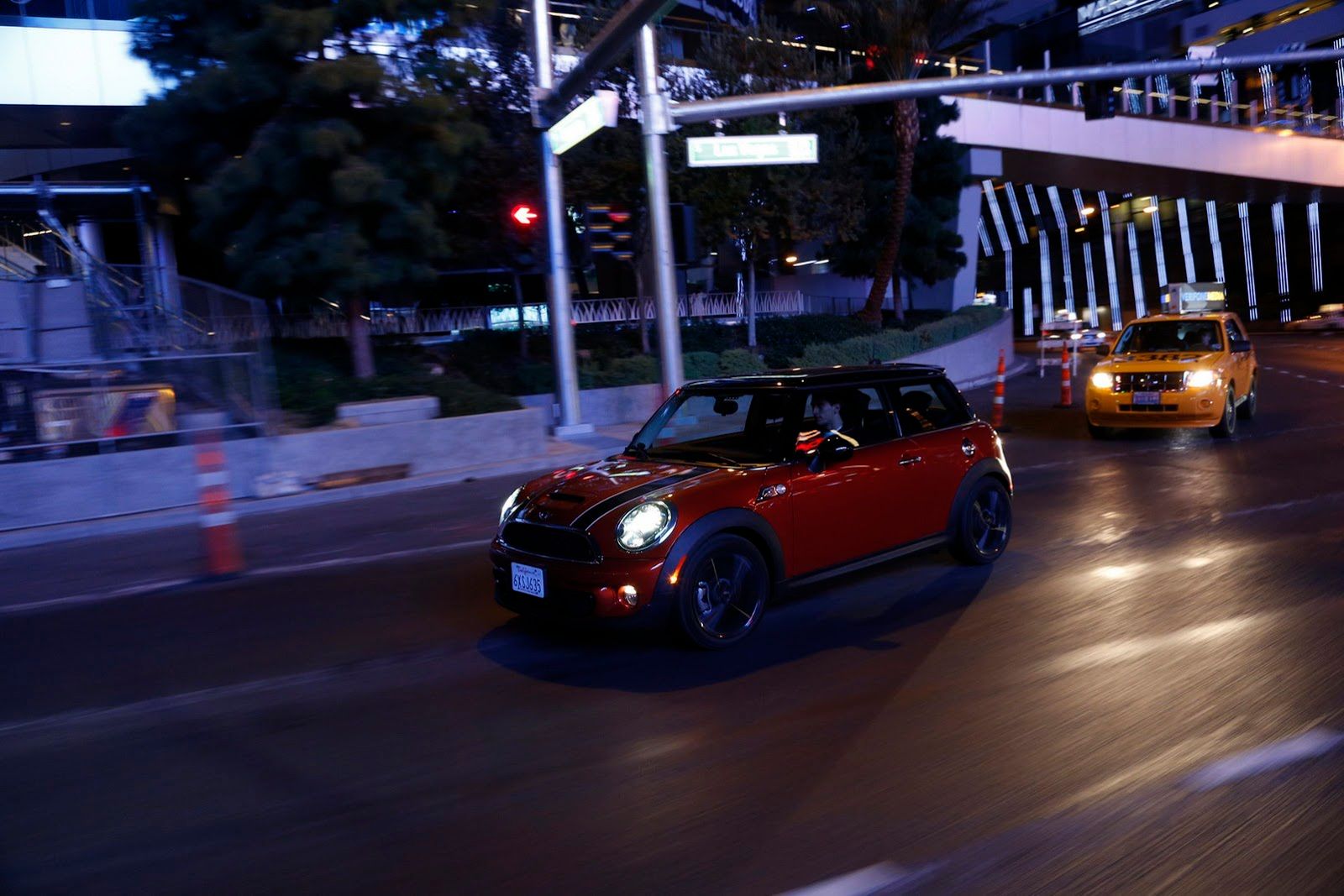 Galeria Mini jako celebracja sprzedaży półmilionowego egzemplarza w USA 213