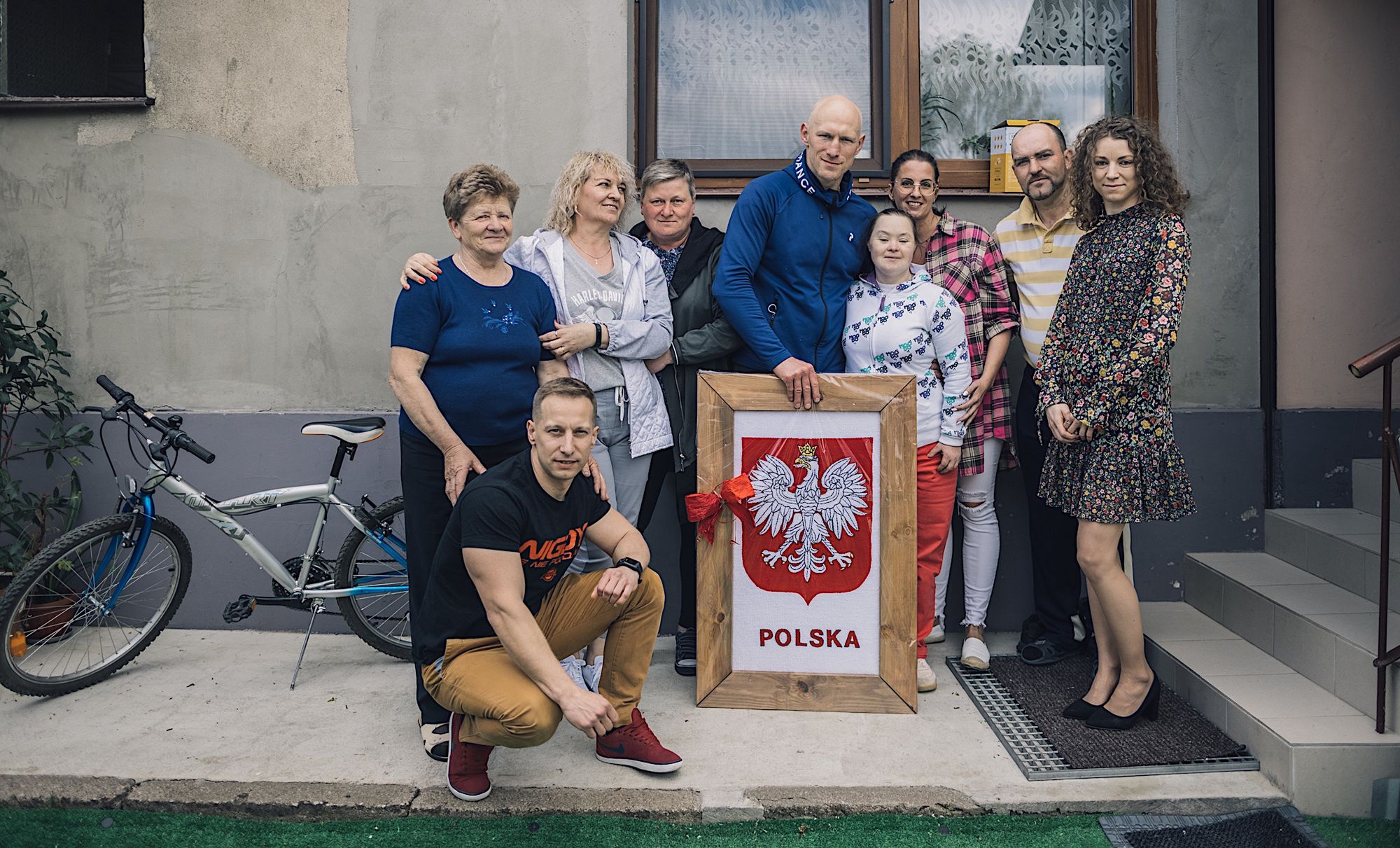 Danusia wraz z rodziną i pracownikami Warsztatu Terapii Zajęciowej w Przasnyszu, którzy rozpoczęli zbiórkę. Do akcji włączył się były bokserski mistrz świata, Krzysztof "Diablo" Włodarczyk (na zdjęciu tuż obok Longiny). 