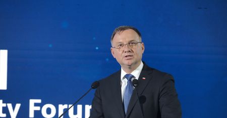 Andrzej Duda o sytuacji na granicy polsko-białoruskiej. "Bronimy granic NATO i UE"