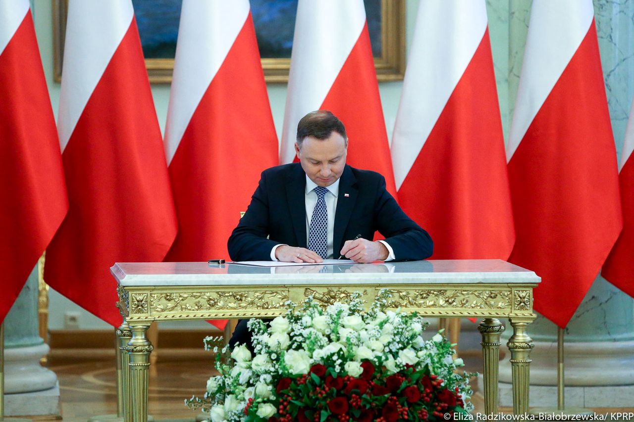 Andrzej Duda rozmawiał przez niepodłączony telefon? Niekoniecznie. Wyjaśniamy, jak było