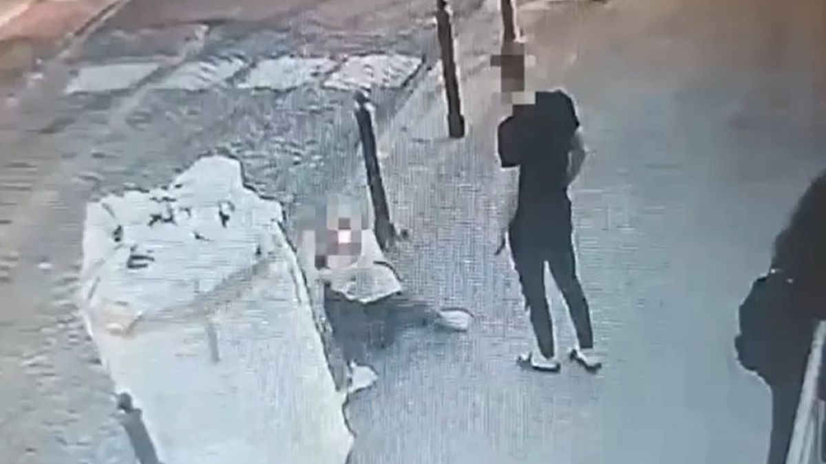 Moment ataku na przechodnia.