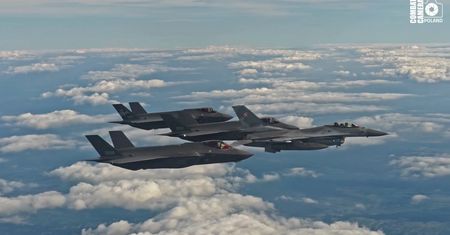 Polskie F-35 uchwycone nad chmurami. Major o ich kluczowych możliwościach
