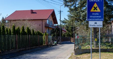 Skrzyżowanie równorzędne na osiedlu Góry