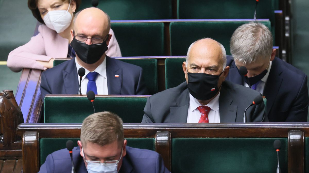 Na zdjęciu członkowie PiS w ławach poselskich. Widoczni są m.in. Marlena Maląg, Bartłomiej Wróblewski i Tadeusz Kościński