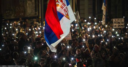 Działo się w nocy. Serbia. Tysiące osób przed siedzibą telewizji