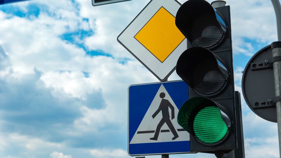 Białe światło oznacza, że samochody autonomiczne koordynują ruchem