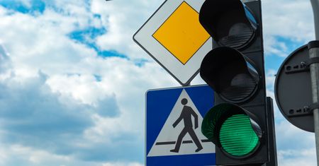 Czwarte światło na sygnalizatorze. Ma upłynnić ruch