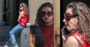 Uzbrojony w białe botki na obcasie Michał Szpak snuje się po mieście i gawędzi przez telefon. Fajny "look"? (ZDJĘCIA)