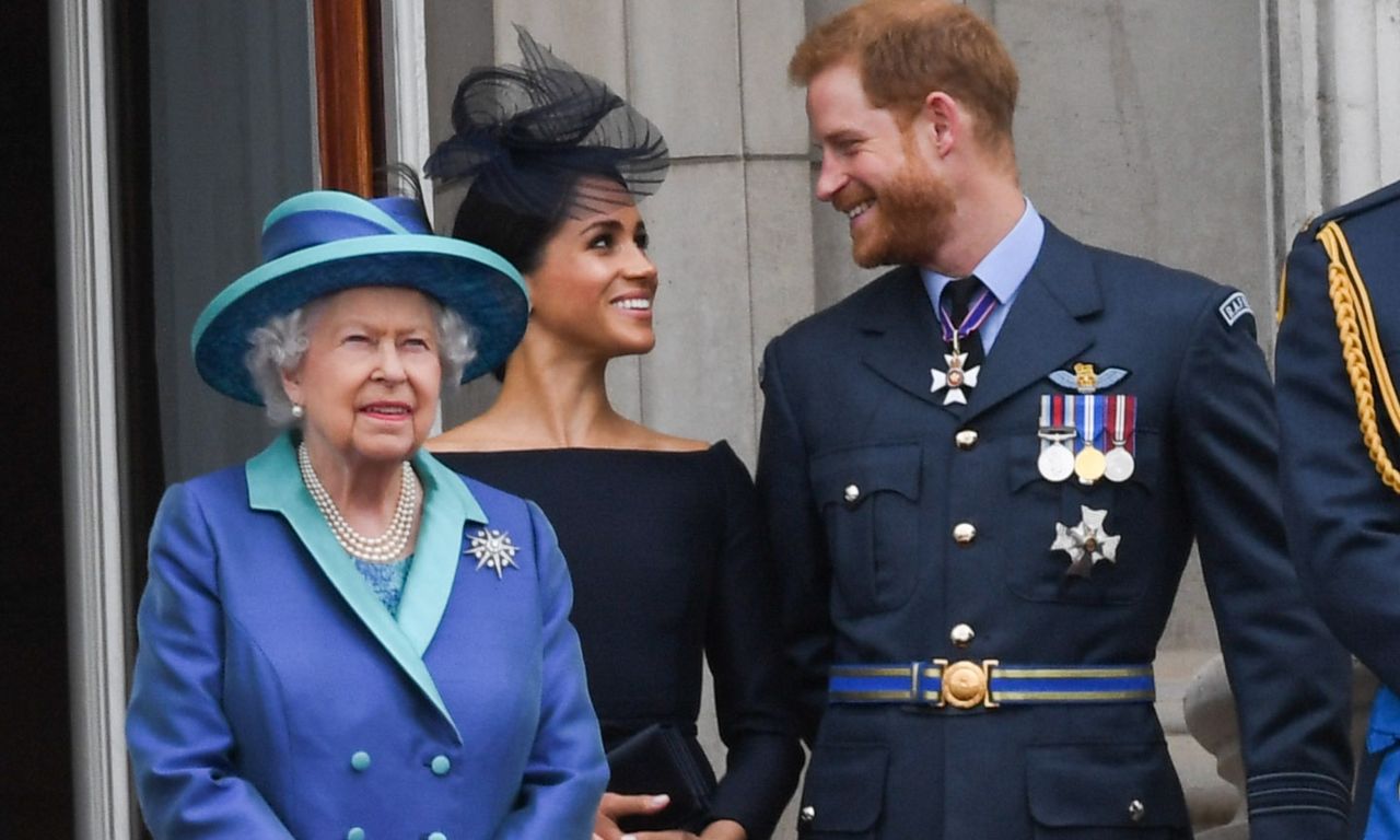 Meghan Markle uczyła się od królowej, książę Karol był dla niej jak ojciec. Biografia byłych royalsów szokuje