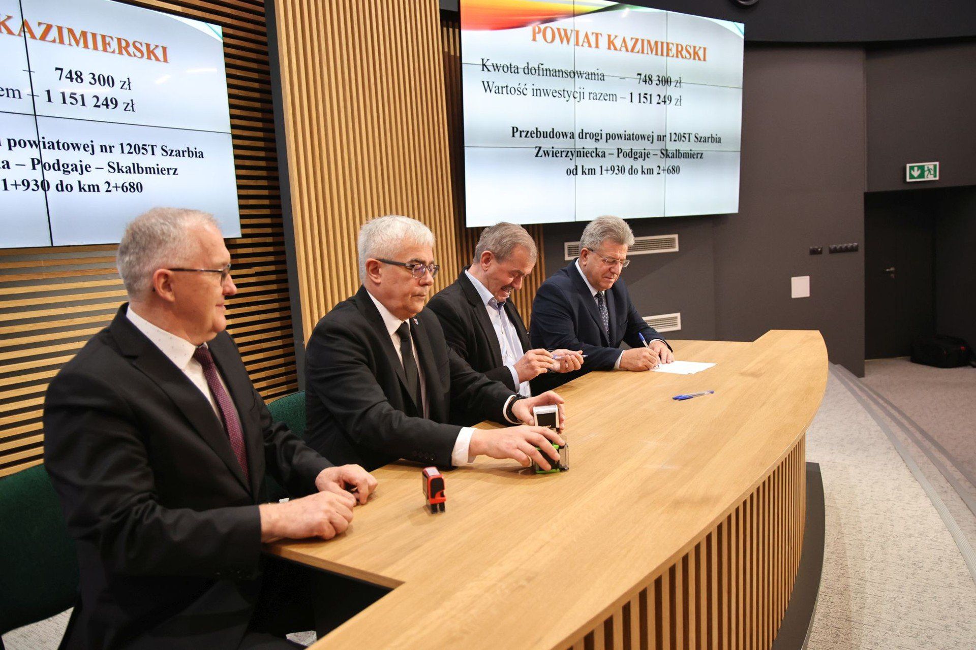 Starosta kazimierski Jan Nowak i wicestarosta Marek Olejarski również podpisali umowę.